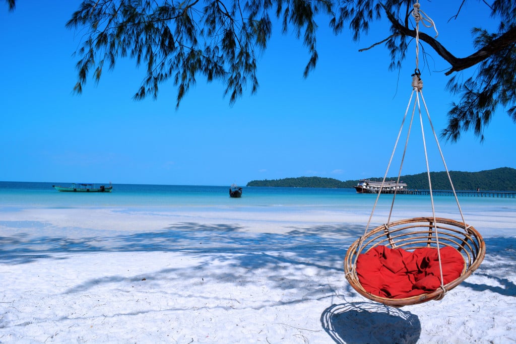 Koh Rong, Campuchia: Nơi đây có các căn nhà gỗ nhỏ nhắn, xinh đẹp nằm rải rác dọc theo biển hoặc ở trên cây được bao bọc bởi các khu rừng nhiệt đới cùng những bãi biển tuyệt đẹp.